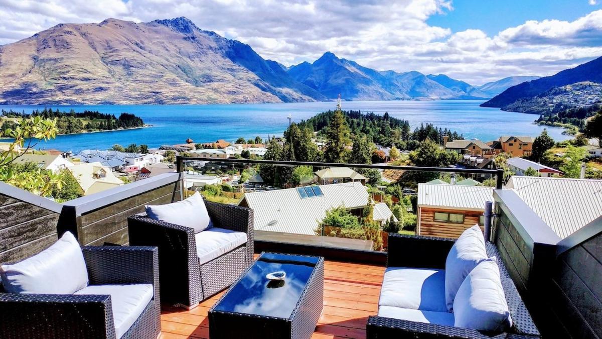 Stunning Home With Amazing Wakatipu Lake Views ควีนส์ทาวน์ ภายนอก รูปภาพ