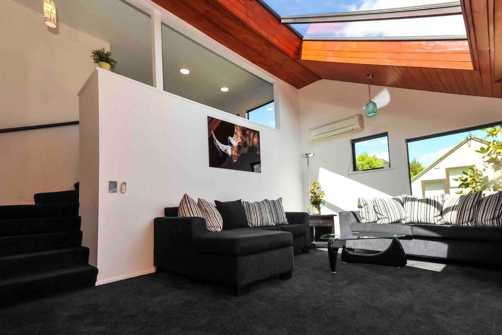 Stunning Home With Amazing Wakatipu Lake Views ควีนส์ทาวน์ ภายนอก รูปภาพ