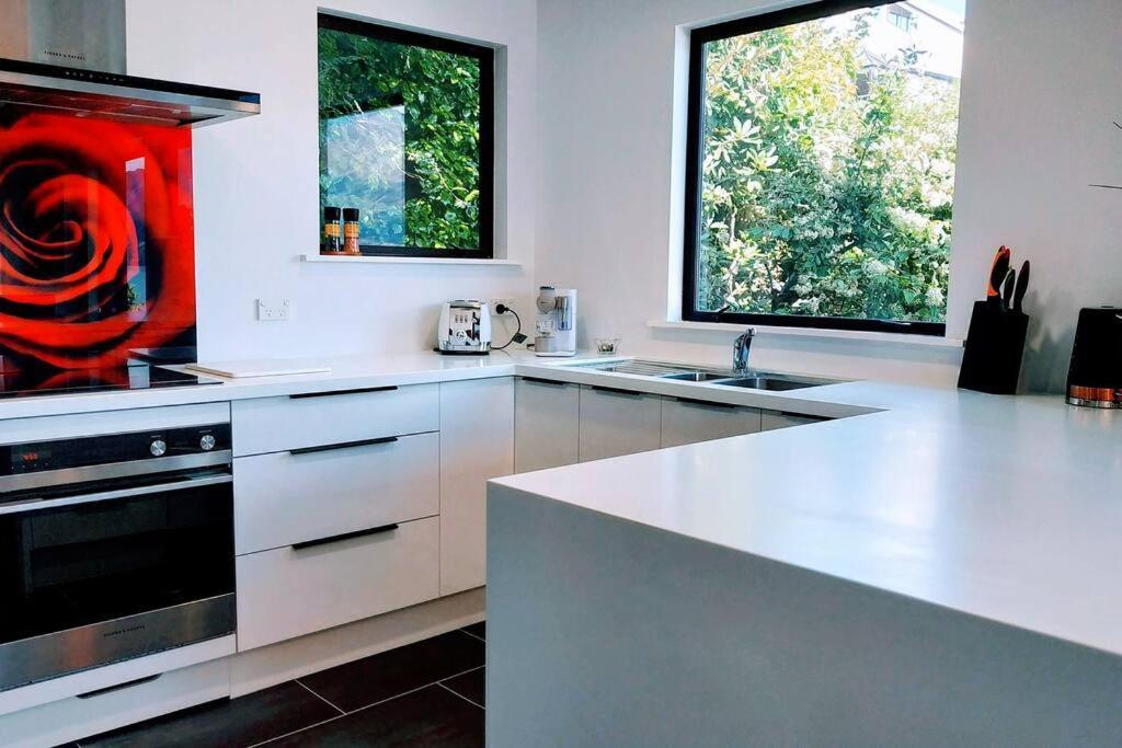 Stunning Home With Amazing Wakatipu Lake Views ควีนส์ทาวน์ ภายนอก รูปภาพ