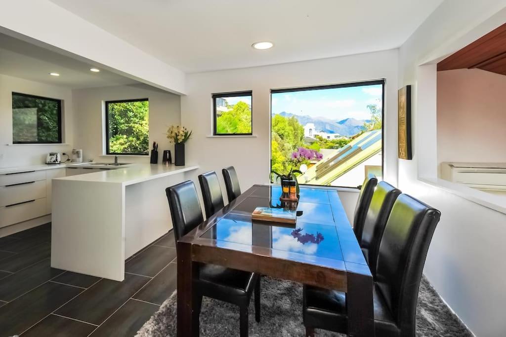 Stunning Home With Amazing Wakatipu Lake Views ควีนส์ทาวน์ ภายนอก รูปภาพ