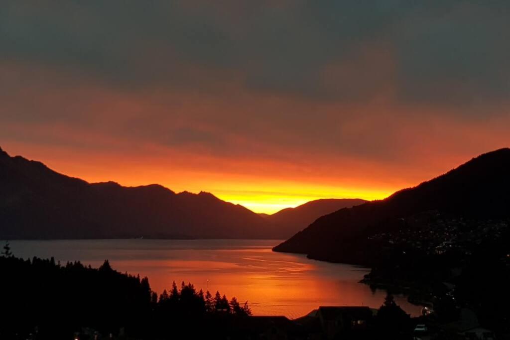 Stunning Home With Amazing Wakatipu Lake Views ควีนส์ทาวน์ ภายนอก รูปภาพ