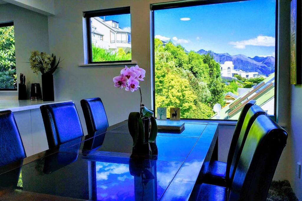 Stunning Home With Amazing Wakatipu Lake Views ควีนส์ทาวน์ ภายนอก รูปภาพ