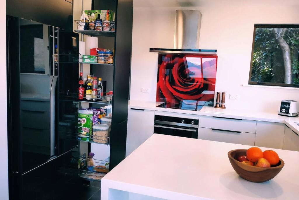 Stunning Home With Amazing Wakatipu Lake Views ควีนส์ทาวน์ ภายนอก รูปภาพ