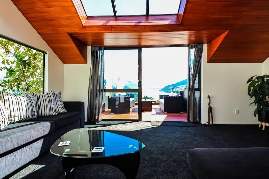 Stunning Home With Amazing Wakatipu Lake Views ควีนส์ทาวน์ ภายนอก รูปภาพ