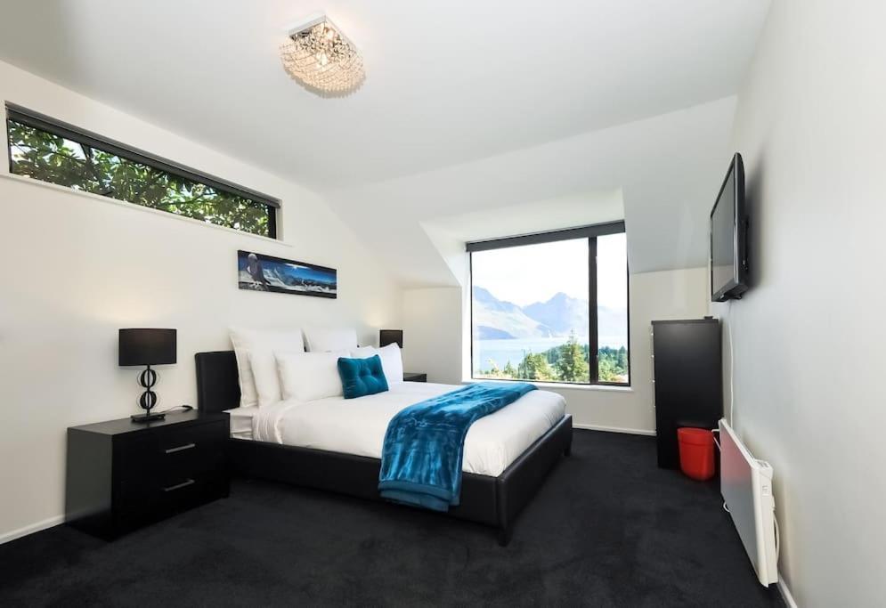 Stunning Home With Amazing Wakatipu Lake Views ควีนส์ทาวน์ ภายนอก รูปภาพ