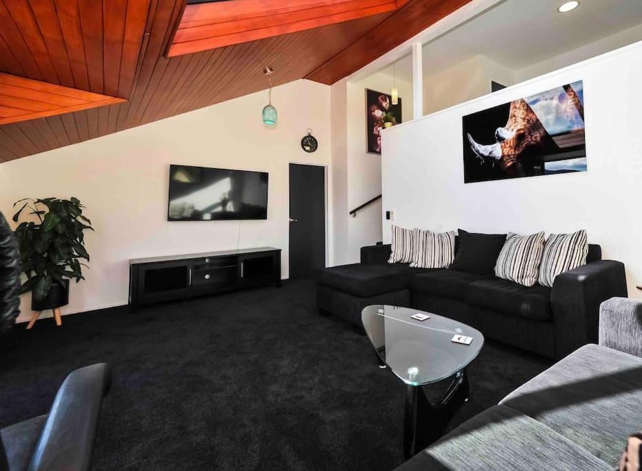 Stunning Home With Amazing Wakatipu Lake Views ควีนส์ทาวน์ ภายนอก รูปภาพ