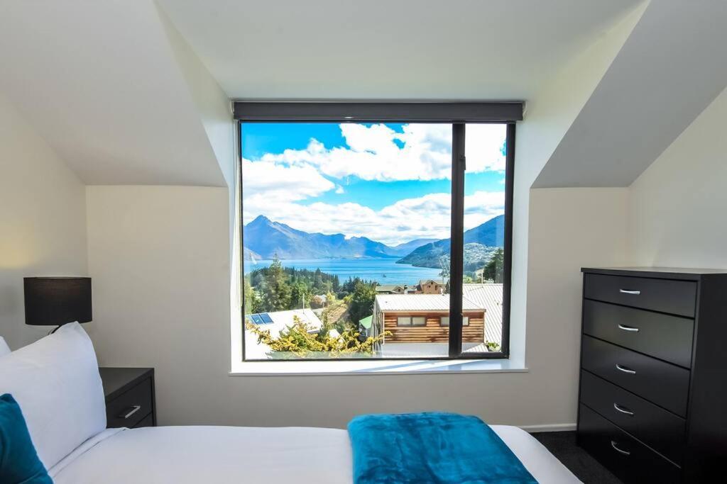 Stunning Home With Amazing Wakatipu Lake Views ควีนส์ทาวน์ ภายนอก รูปภาพ