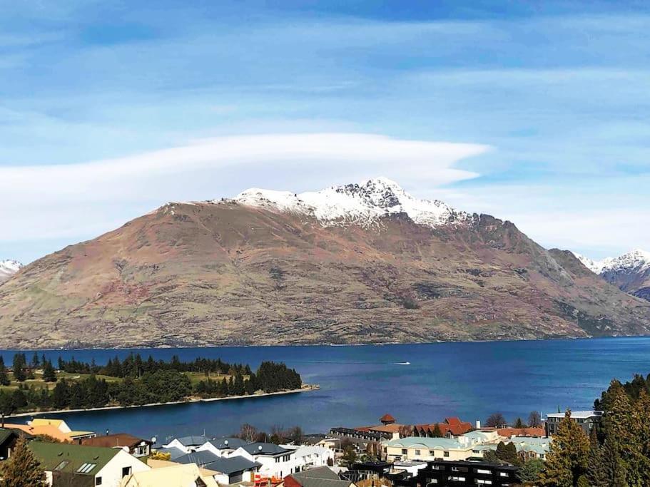Stunning Home With Amazing Wakatipu Lake Views ควีนส์ทาวน์ ภายนอก รูปภาพ