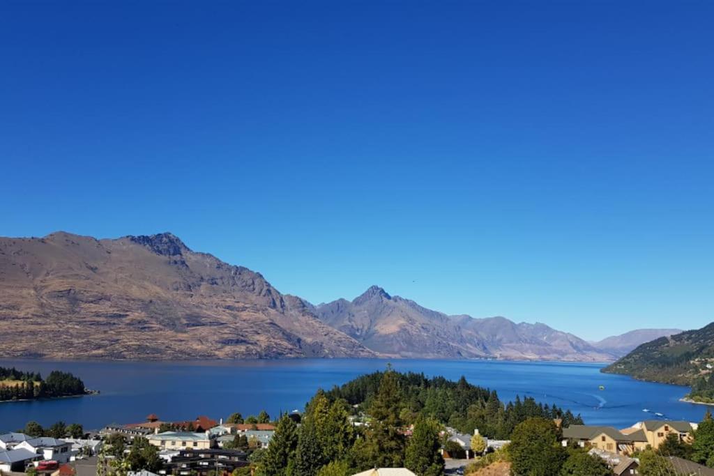 Stunning Home With Amazing Wakatipu Lake Views ควีนส์ทาวน์ ภายนอก รูปภาพ