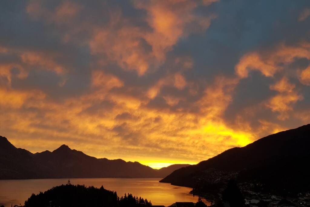 Stunning Home With Amazing Wakatipu Lake Views ควีนส์ทาวน์ ภายนอก รูปภาพ