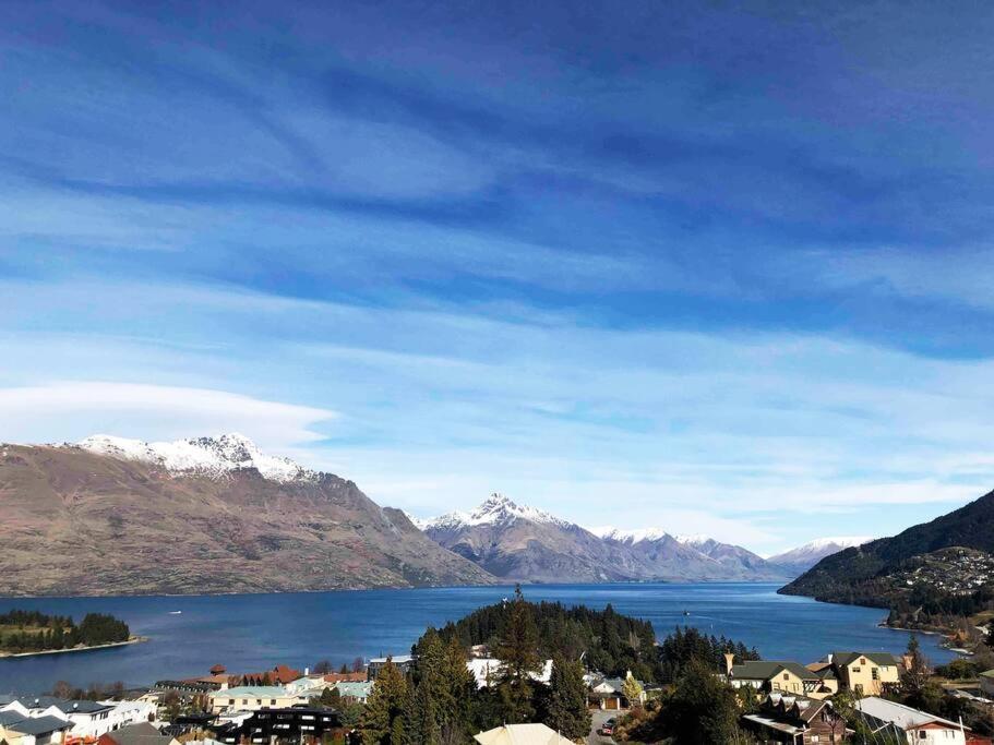 Stunning Home With Amazing Wakatipu Lake Views ควีนส์ทาวน์ ภายนอก รูปภาพ