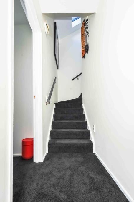 Stunning Home With Amazing Wakatipu Lake Views ควีนส์ทาวน์ ภายนอก รูปภาพ