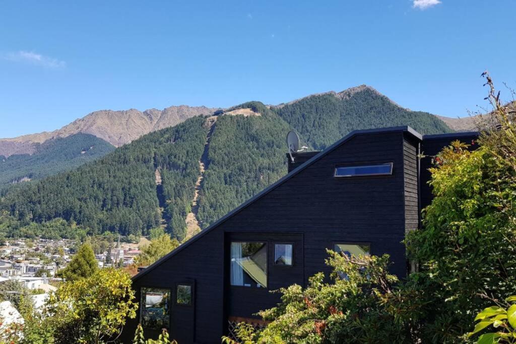 Stunning Home With Amazing Wakatipu Lake Views ควีนส์ทาวน์ ภายนอก รูปภาพ