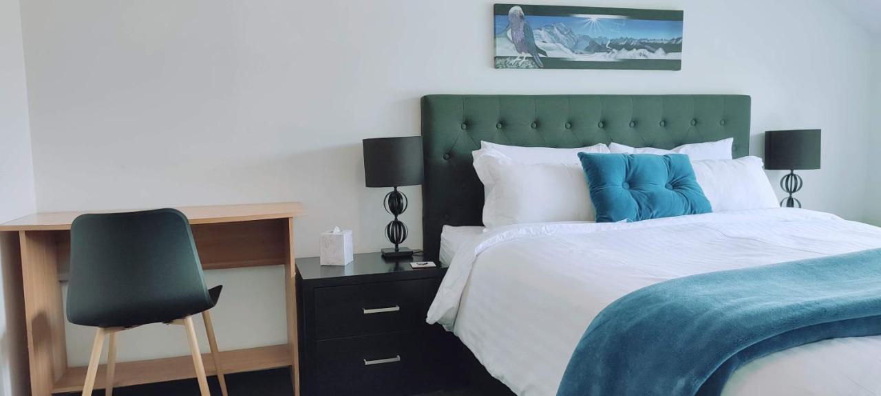 Stunning Home With Amazing Wakatipu Lake Views ควีนส์ทาวน์ ภายนอก รูปภาพ